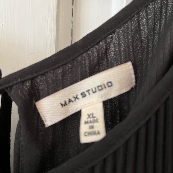 Max Studio sleeveless lightweight top - Picture 3 of 5